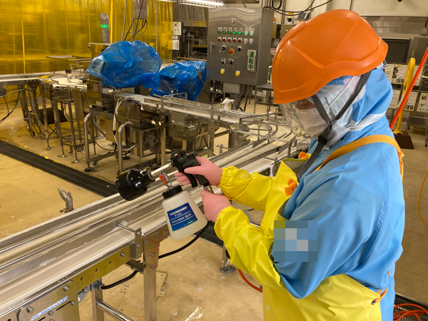 製造ラインの手作業による洗浄の様子