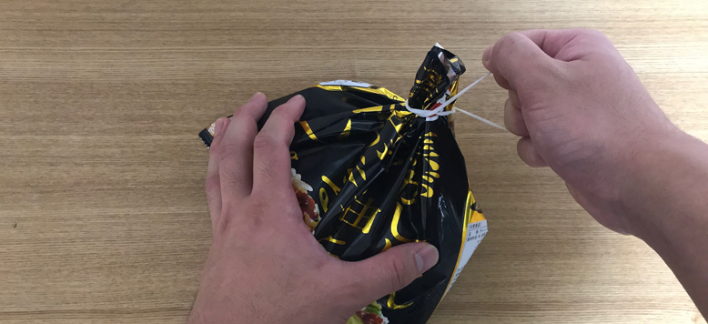 開封した冷凍食品を輪ゴムで口を閉じて保存する方法