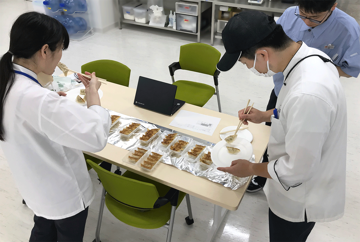 開発チームでのギョーザの官能検査の様子（コロナ感染拡大防止策をとり安全に配慮し撮影）