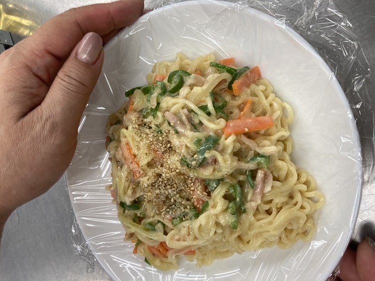 焼きそばとスープ