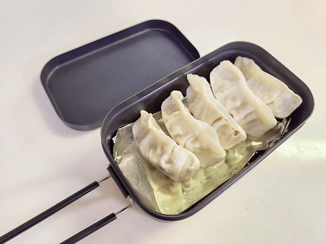 冷凍餃子のメスティン蒸しの調理の様子