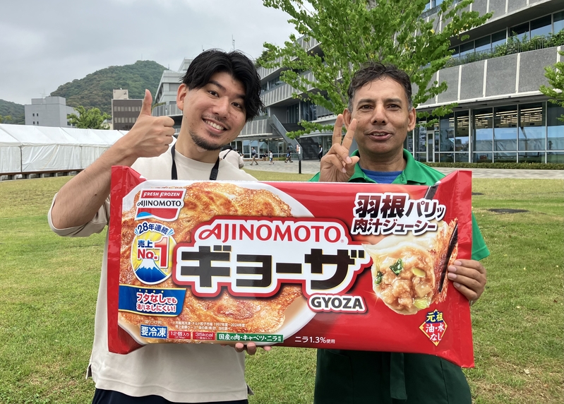 大きなAJINOMOTO BRANDギョーザパッケージのフォトスポット
