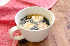 マグカップで簡単! エビシューマイとわかめのスープ