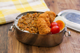 メンチカツドライカレー弁当
