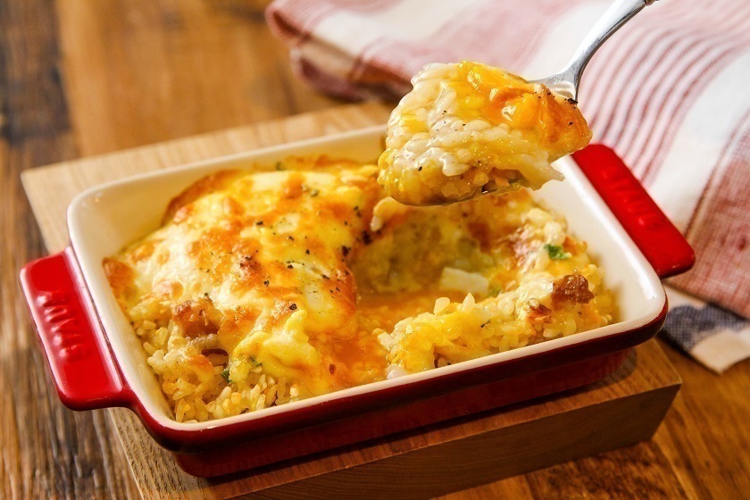 白チャーハンのマヨたまチーズ焼き