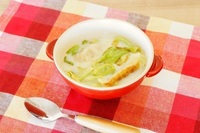 ギョーザとレタスの豆乳スープ