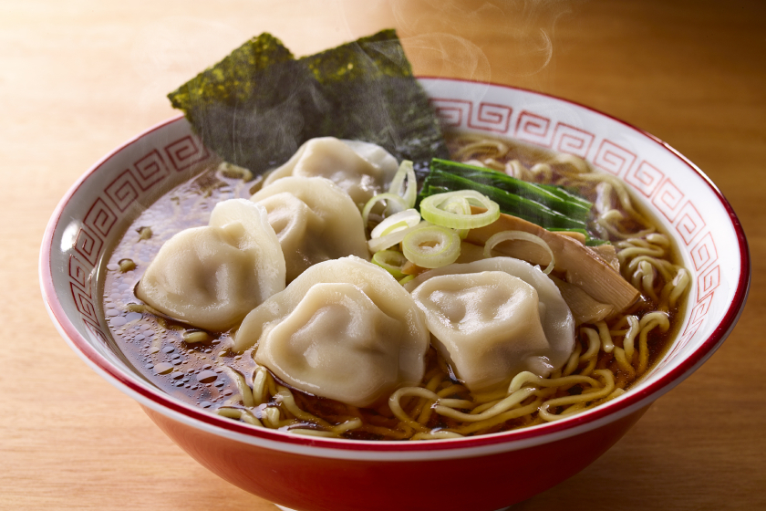 餃子入り醤油ラーメン