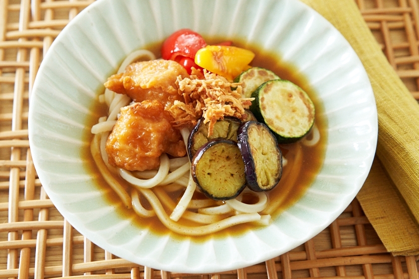 夏野菜とから揚げの冷やしカレーうどん