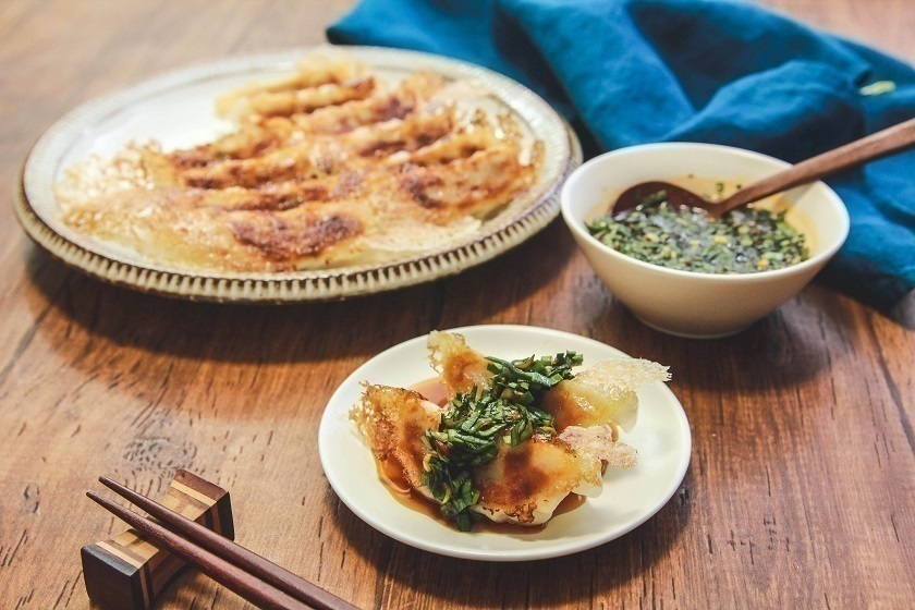 ニラだれで食べるやみつきギョーザ