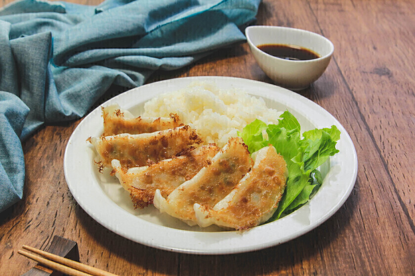 焼き餃子のうま塩チキン飯添え