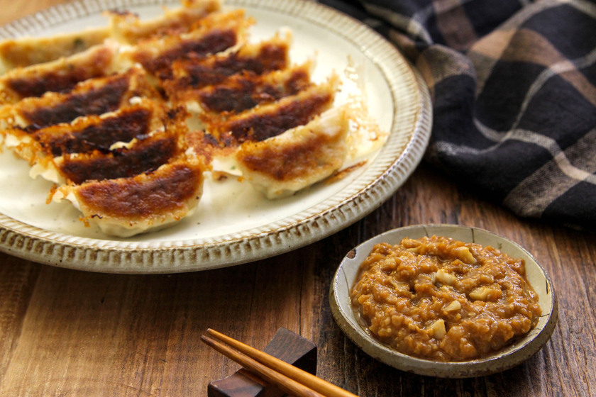 ご飯が進む！ きのこみそだれで食べるギョーザ