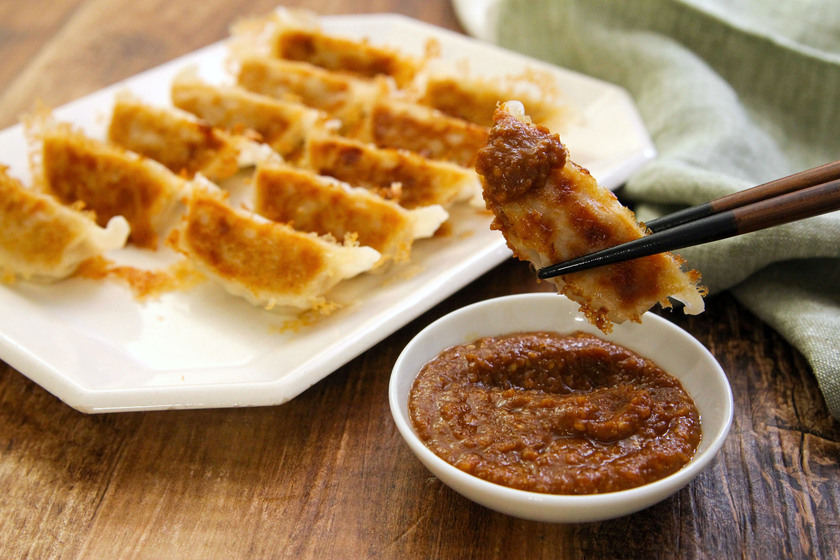 ご飯に合う濃厚ごまだれで食べるギョーザ