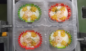 ▲ 具を彩りよくトッピングします