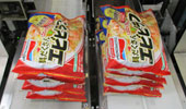 ▲ 包装機：
「具だくさんエビピラフ」
を自動で包装します