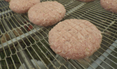 ▲ 成型した「洋食亭&reg;」 ジューシーハンバーグ