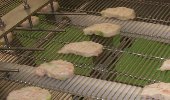 ▲ 成型した「エビ寄せフライ」