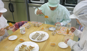 ▲ 官能検査：味や風味、見た目などをチェック