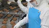 ▲ 焼き上がり後に「人の目」でチェック