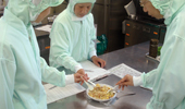 ▲ 官能検査：実際に調理し、
味・形・風味などをチェック