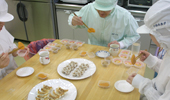 ▲ 官能検査：実際に調理して
味・形・風味などをチェック