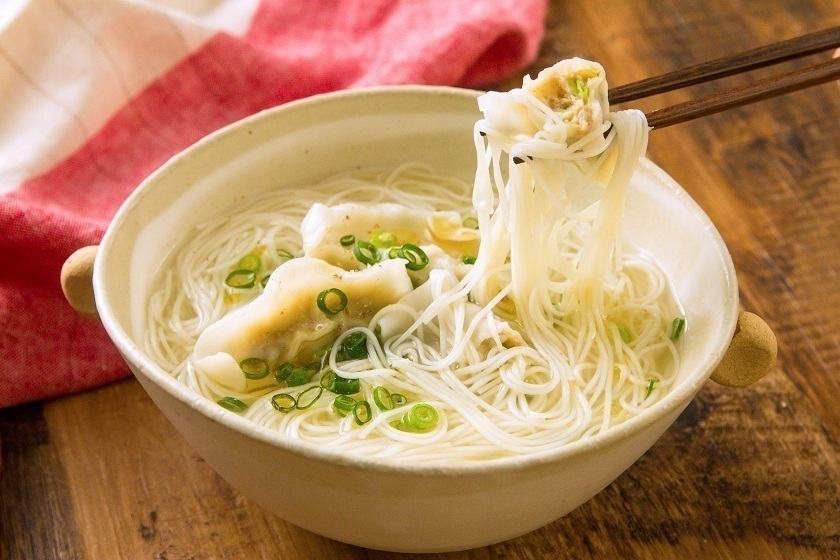 食欲そそる そうめんとギョーザでラーメン風